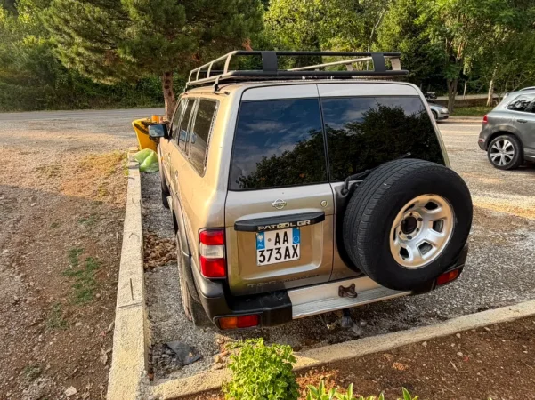 Tropoje, Nissan Patrol y61 Nafte, gri metalizato manuale Kondicioner 300.000 km 18.000 €