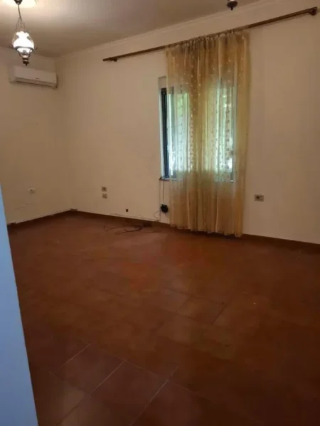 Tirane, shitet apartament 4+1 Kati 2, 116 m² 245.000 € (Square 21)