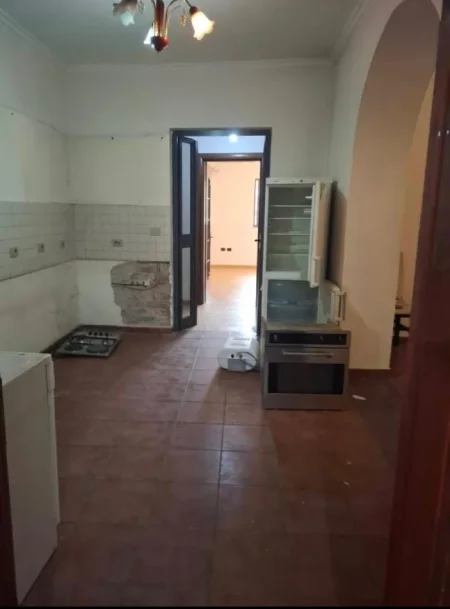 Tirane, shitet apartament 4+1 Kati 2, 116 m² 245.000 € (Square 21)