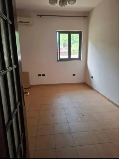 Tirane, shitet apartament 4+1 Kati 2, 116 m² 245.000 € (Square 21)