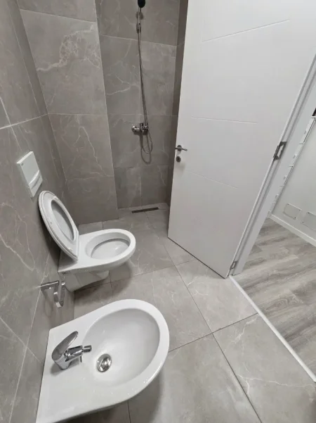 Tirane, jepet me qera apartament 1+1+Ballkon Kati 4, 64 m² 570 € (dritan hoxha)