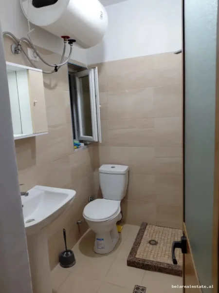 Tirane, jepet me qera Vile 1+1 Kati 3, 60 m² 400 € (rruga 5 maji)