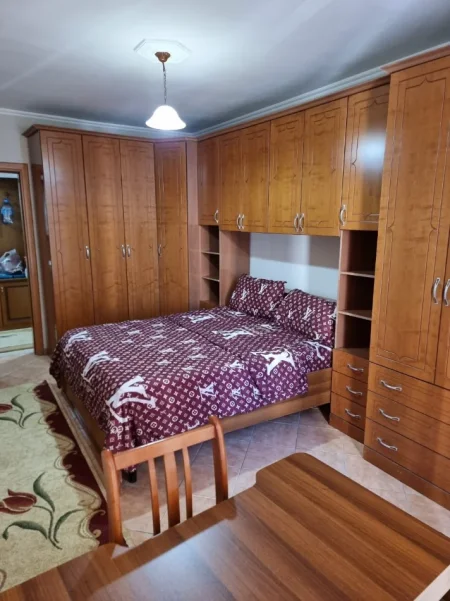 Tirane, jepet me qera apartament 2+1 Kati 4, 100 m² 450 € (Eco Market ne Yzberisht)