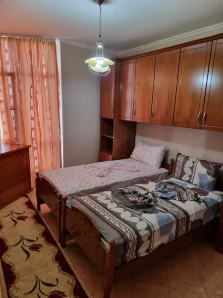 Tirane, jepet me qera apartament 2+1 Kati 4, 100 m² 450 € (Eco Market ne Yzberisht)