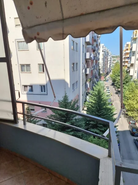 Tirane, jepet me qera apartament 2+1 Kati 4, 100 m² 450 € (Eco Market ne Yzberisht)