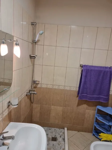 Tirane, jepet me qera apartament 2+1 Kati 4, 100 m² 450 € (Eco Market ne Yzberisht)
