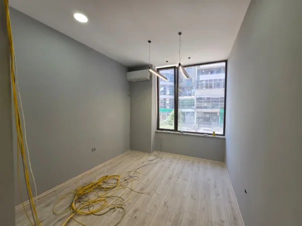 Tirane, jepet me qera ambjent biznesi Kati 2, 31 m² 600 € (Fillimi i rrugës "Don Bosko", Zogu i Zi, Tiranë)