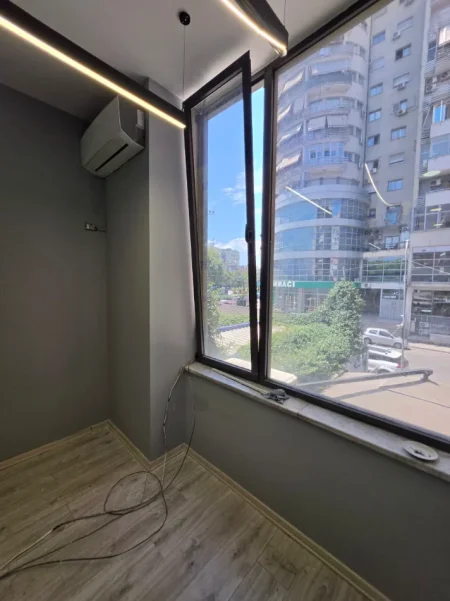 Tirane, jepet me qera ambjent biznesi Kati 2, 31 m² 600 € (Fillimi i rrugës "Don Bosko", Zogu i Zi, Tiranë)
