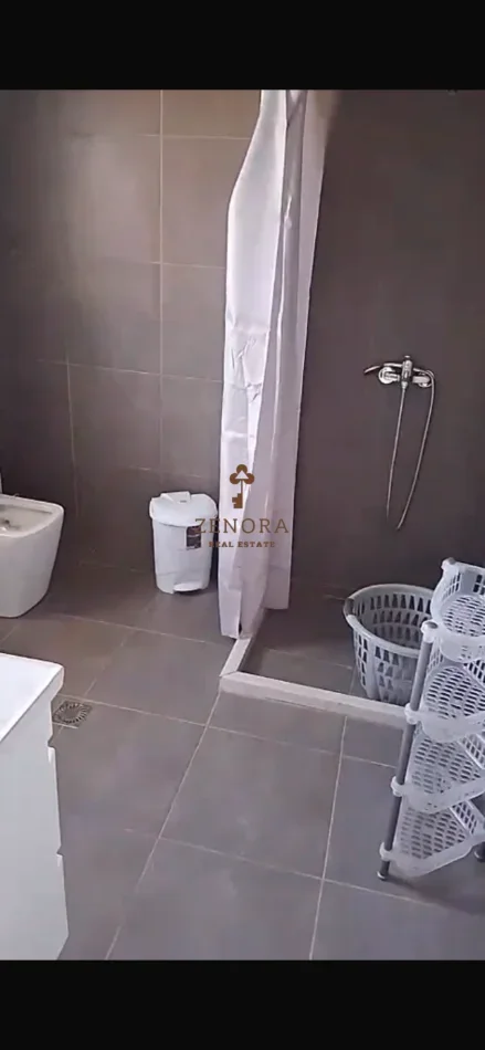 Tirane, jepet me qera apartament 3+1+Ballkon Kati 1, 134 m² 550 € (Rruga e Elbasanit)