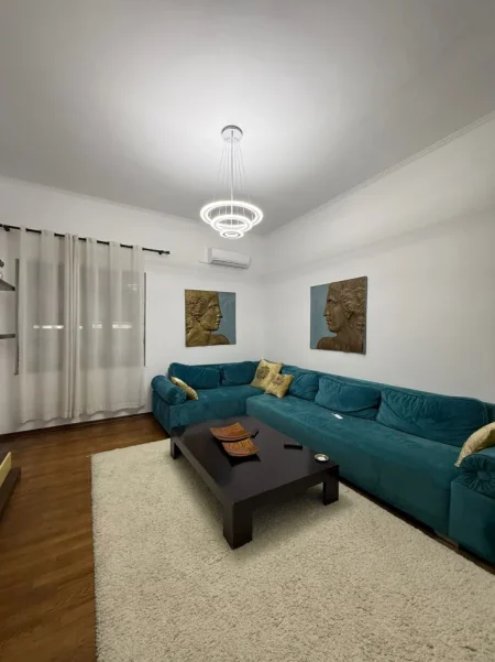 Tirane, jepet me qera apartament 2+1 Kati 4, 120 m² 1.200 € (Qender)