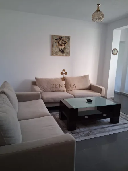 Tirane, jepet me qera apartament 2+1+Ballkon Kati 1, 72 m² 460 € (Rruga e Durresit)