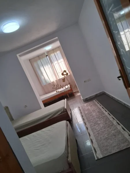 Tirane, jepet me qera apartament 2+1+Ballkon Kati 1, 72 m² 460 € (Rruga e Durresit)