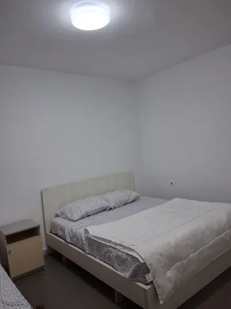 Tirane, jepet me qera apartament 2+1+Ballkon Kati 1, 72 m² 460 € (Rruga e Durresit)