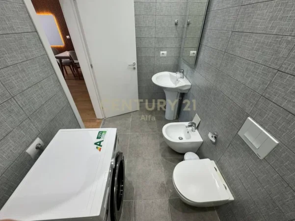 Tirane, jepet me qera apartament 2+1+Ballkon Kati 8, 113 m² 850 € (zogu zi)