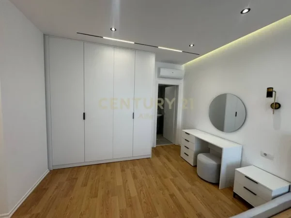 Tirane, jepet me qera apartament 2+1+Ballkon Kati 8, 113 m² 850 € (zogu zi)