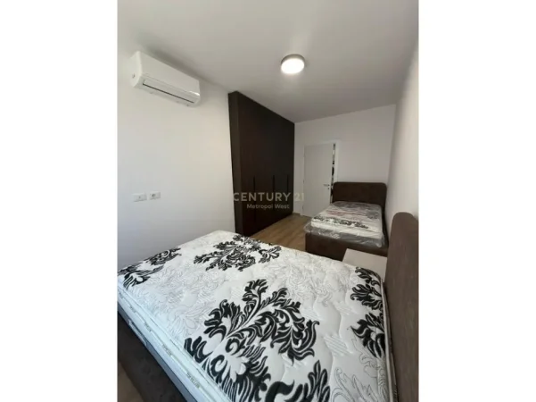Tirane, jepet me qera apartament 2+1+Ballkon Kati 4, 123 m² 1.100 € (rruga e elbasanit rezidenca xheluks)