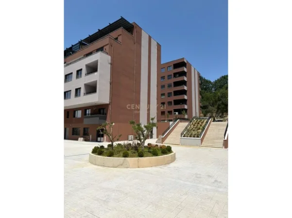 Tirane, jepet me qera apartament 2+1+Ballkon Kati 4, 123 m² 1.100 € (rruga e elbasanit rezidenca xheluks)