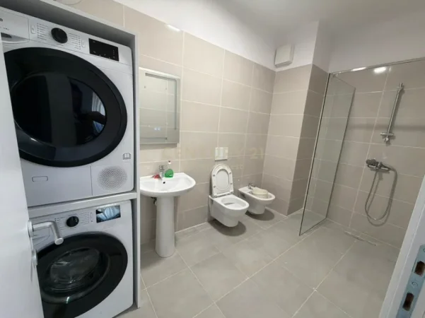 Tirane, jepet me qera apartament 2+1+Ballkon Kati 4, 123 m² 1.100 € (rruga e elbasanit rezidenca xheluks)