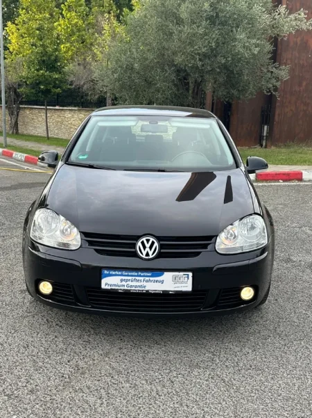 Tirane, shes makine VOLKSWAGEN GOLF 5 1.9 TDI Nafte, e zeze automatik Klima 192.000 km