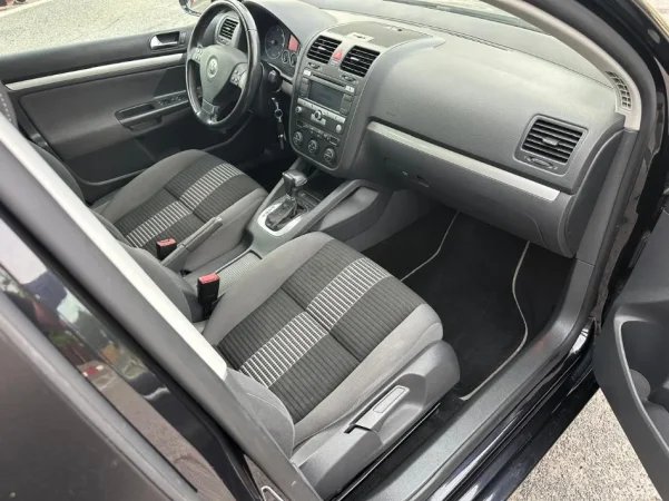 Tirane, shes makine VOLKSWAGEN GOLF 5 1.9 TDI Nafte, e zeze automatik Klima 192.000 km