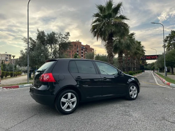 Tirane, shes makine VOLKSWAGEN GOLF 5 1.9 TDI Nafte, e zeze automatik Klima 192.000 km