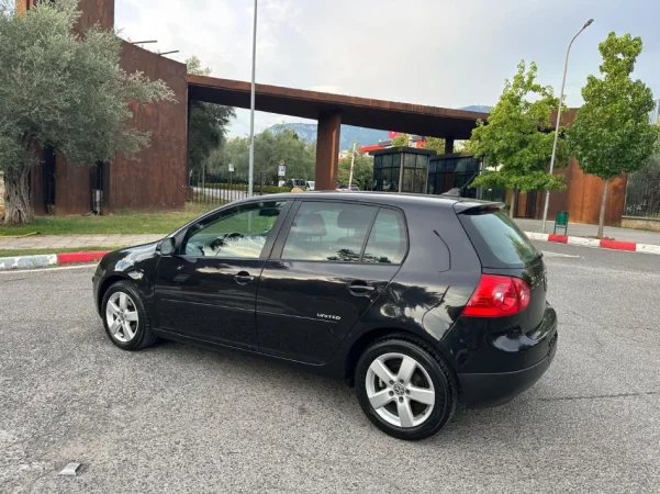 Tirane, shes makine VOLKSWAGEN GOLF 5 1.9 TDI Nafte, e zeze automatik Klima 192.000 km