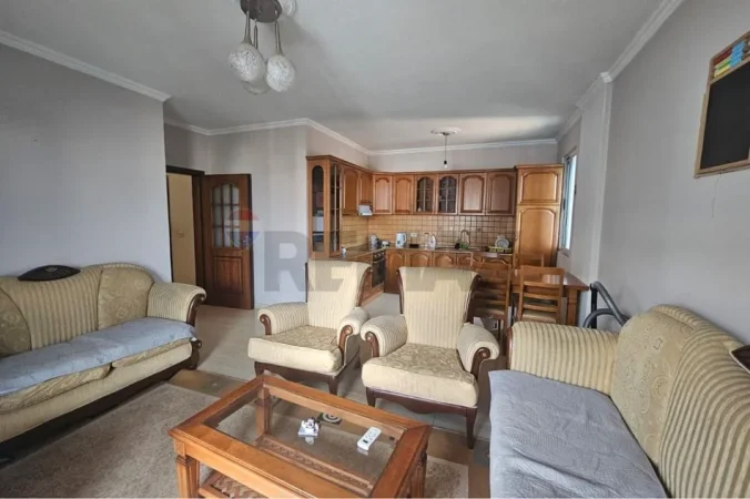 Tirane, jepet me qera apartament 2+1 Kati 2, 550 € (Rruga e Elbasanit)