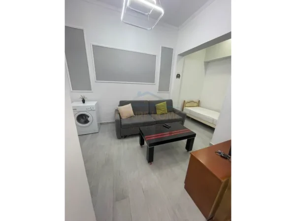 Tirane, jepet me qera garsoniere Kati 0, 15 m² 400 € (21 DHJETORI , RRUGA FROSINE PLAKU)