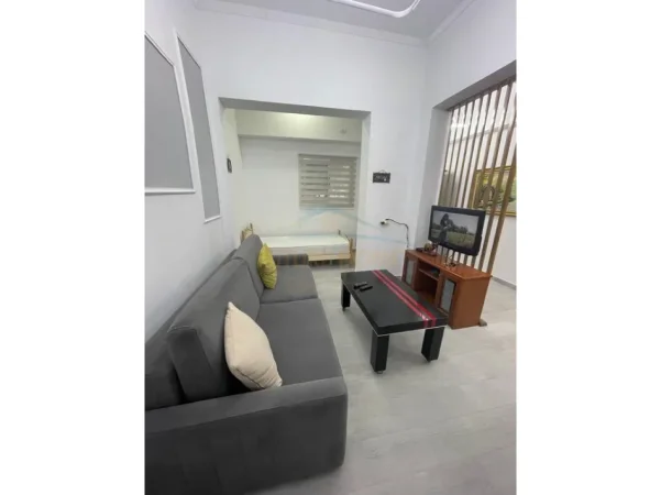 Tirane, jepet me qera garsoniere Kati 0, 15 m² 400 € (21 DHJETORI , RRUGA FROSINE PLAKU)