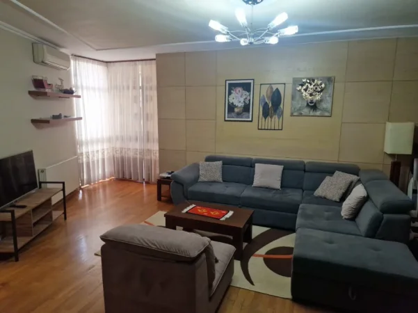 Tirane, jepet me qera apartament 2+1+Ballkon Kati 5, 110 m² 900 € (Fortuzi)