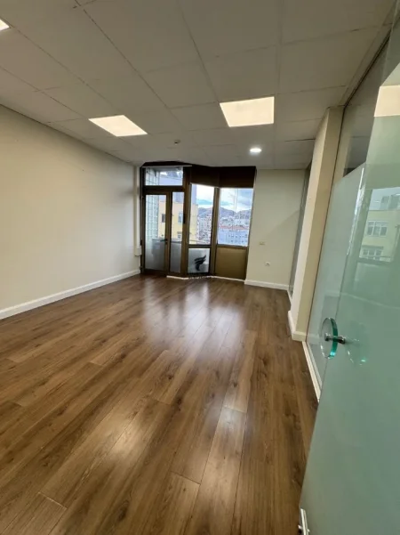 Tirane, jepet me qera zyre Kati 7, 100 m² 1.500 € (BLLOKU)