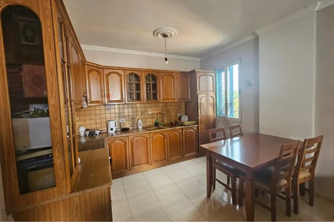 Tirane, jepet me qera apartament 1+1 , 100 m² 550 € (Rruga e Elbasanit,)