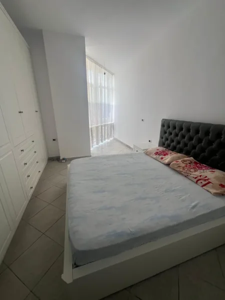 Tirane, jepet me qera apartament 2+1+Ballkon , 93 m² 400 € (Rruga e Qelqit)
