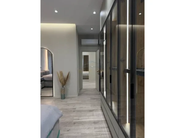 Tirane, shitet 4+1 Kati 4, 700 m² 2.000.000 € 