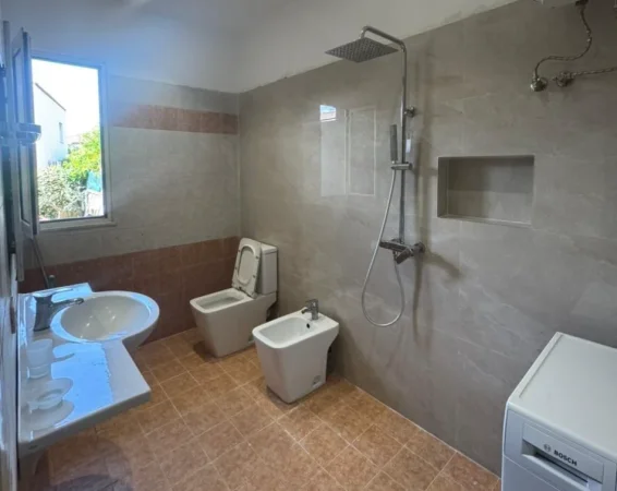 Tirane, jepet me qera apartament 1+1 , 60 m² 350 € (Selite e Vogel ( afer uni Marin Barleti))