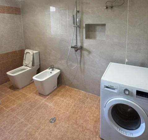 Tirane, jepet me qera apartament 1+1 , 60 m² 350 € (Selite e Vogel ( afer uni Marin Barleti))