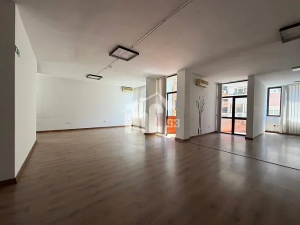 Tirane, jepet me qera zyre Kati 5, 200 m² 2.500 € (NË QENDER TË ISH BLLOKUT)