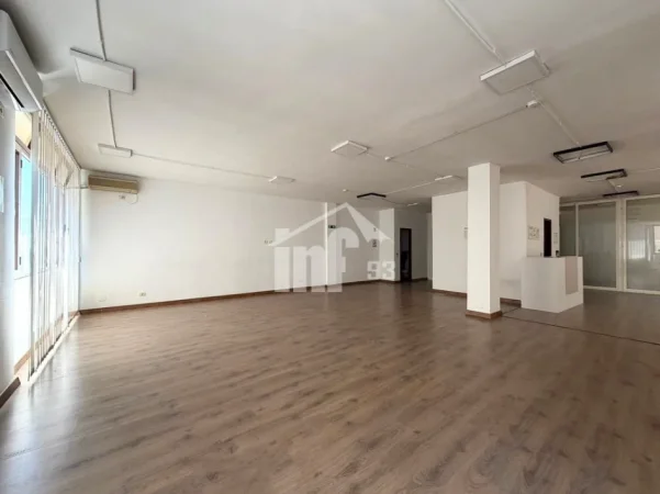 Tirane, jepet me qera zyre Kati 5, 200 m² 2.500 € (NË QENDER TË ISH BLLOKUT)