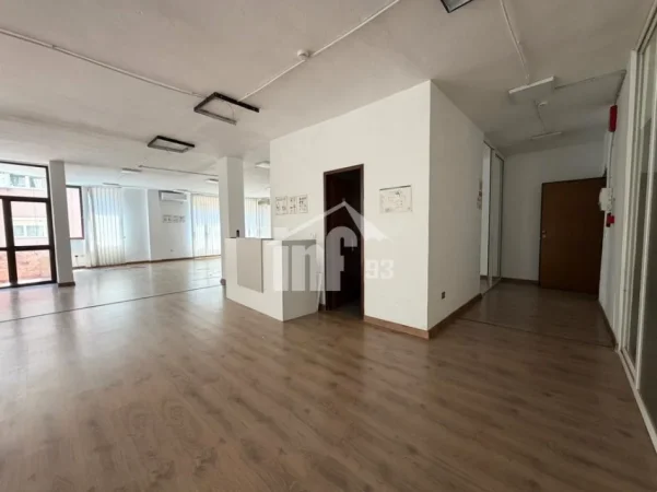 Tirane, jepet me qera zyre Kati 5, 200 m² 2.500 € (NË QENDER TË ISH BLLOKUT)