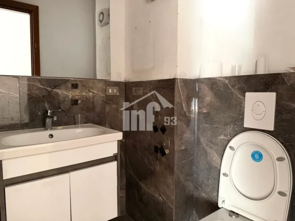 Tirane, jepet me qera zyre Kati 5, 200 m² 2.500 € (NË QENDER TË ISH BLLOKUT)
