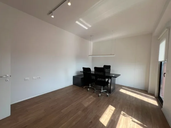 Tirane, jepet me qera ambjent biznesi Kati 13, 1.300 € (rruga e kavajes , 21 dhjetori)