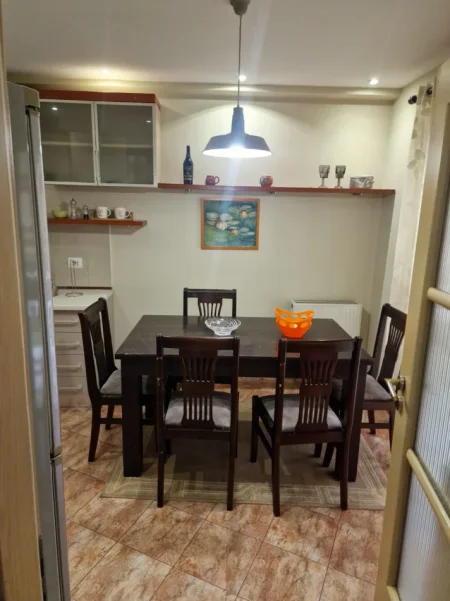 Tirane, jepet me qera apartament 2+1 , 130 m² 