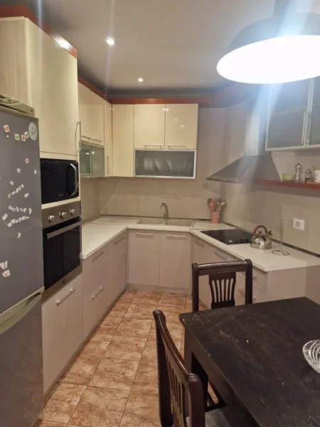 Tirane, jepet me qera apartament 2+1 , 130 m² 