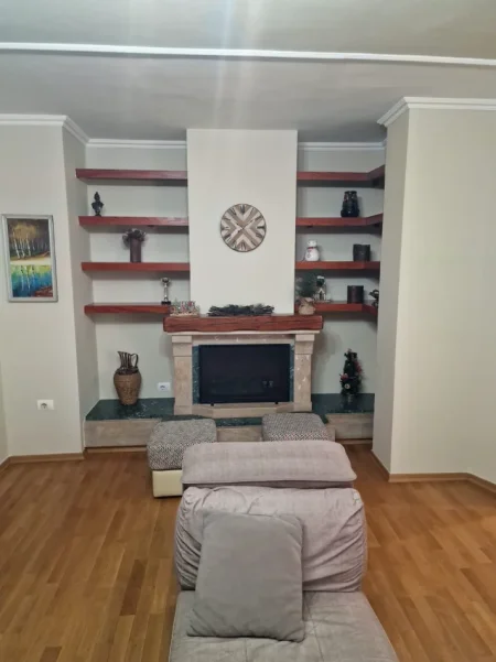 Tirane, jepet me qera apartament 2+1 , 130 m² 