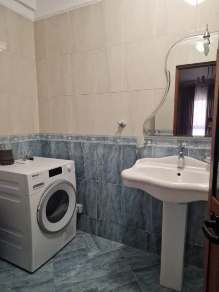 Tirane, jepet me qera apartament 2+1 , 130 m² 
