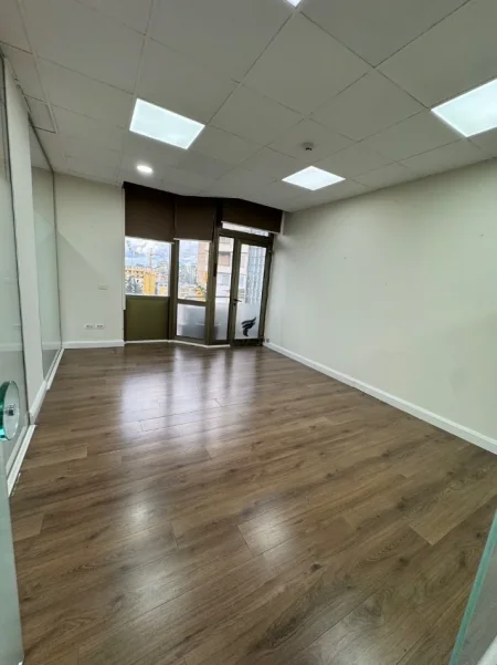Tirane, jepet me qera zyre Kati 7, 100 m² 1.500 € (BLLOK)