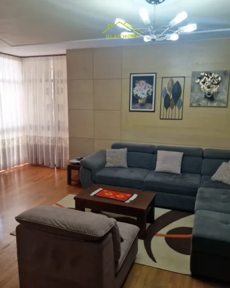 Tirane, jepet me qera 2+1 Kati 6, 130 m² 
