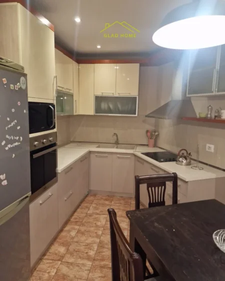 Tirane, jepet me qera 2+1 Kati 6, 130 m² 