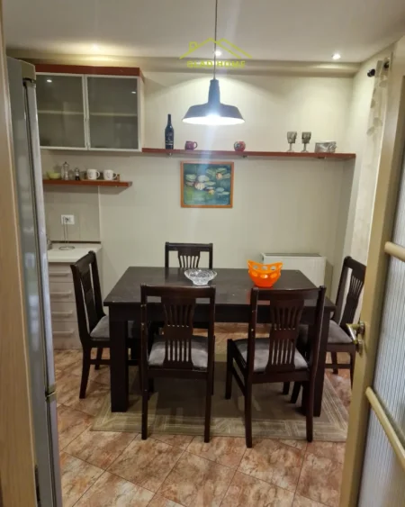 Tirane, jepet me qera 2+1 Kati 6, 130 m² 