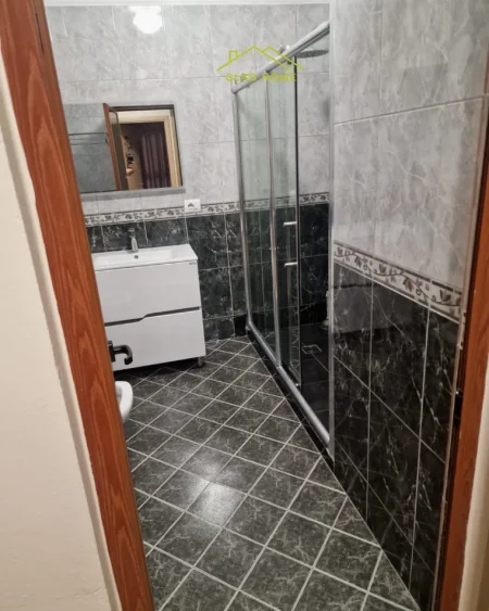 Tirane, jepet me qera 2+1 Kati 6, 130 m² 
